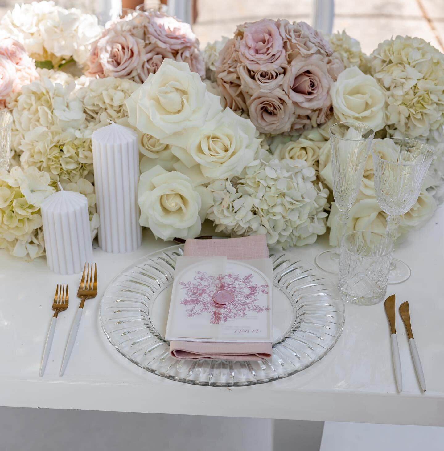 This place setting 🤩

Planning &amp; Styling @dianekhouryweddingsandevents | florals @johnemmanuelfloralevents | menus and design @dianekhouryweddingsandevents -: place setting and hire @white_label_hire | candles @lovedbylucyxo | photography @georg