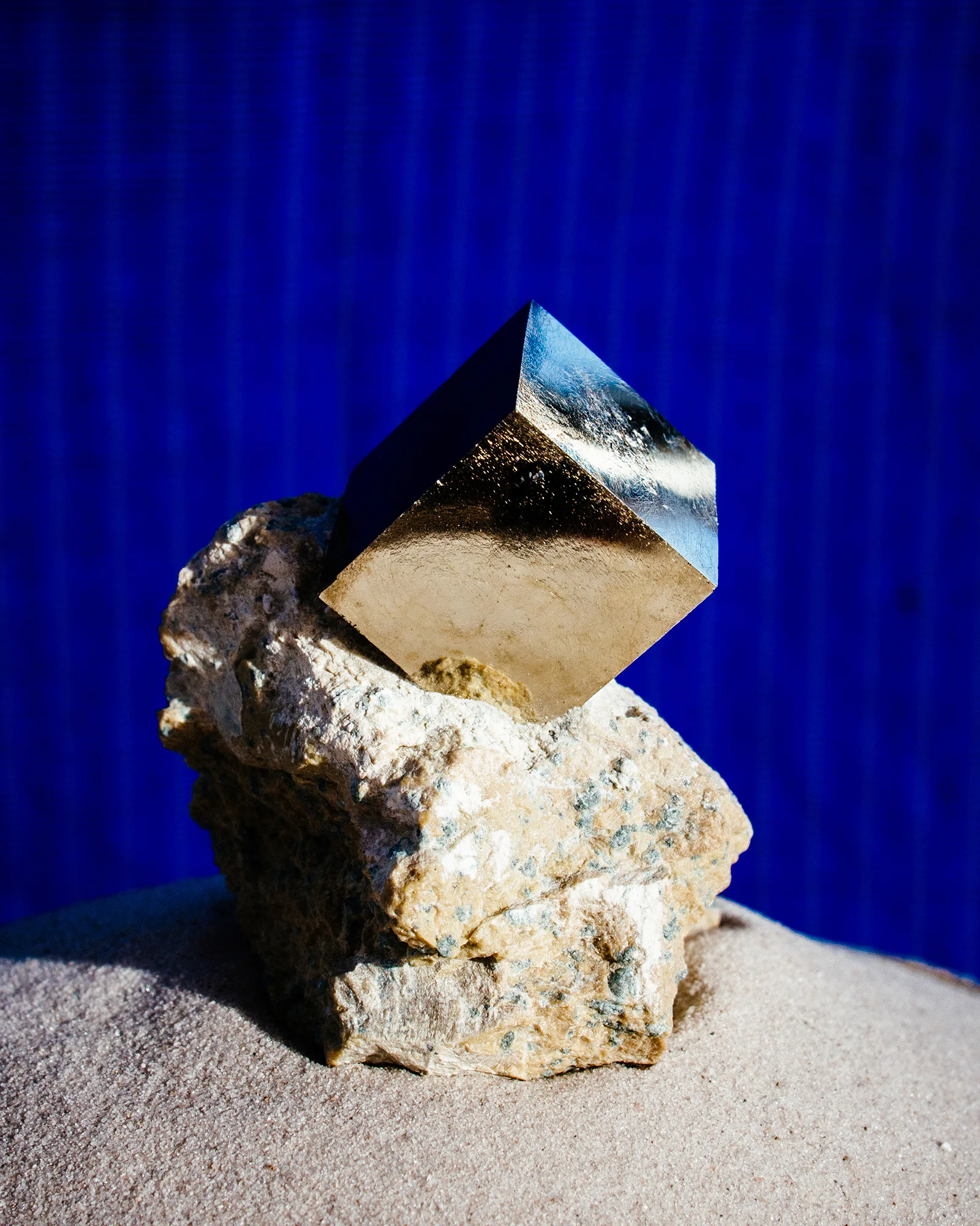 MOCOIA_Cristaux_40_PyriteSurRoche_40PiCUBO_i1.jpg