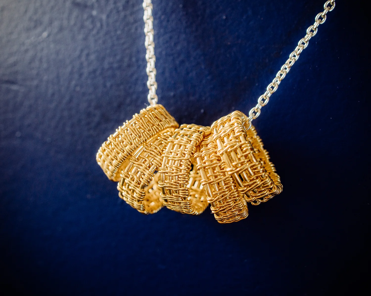 MOCOIA_2019_NudeAndBold_Pendentif_SacredBraid_groupe_1_small.jpg