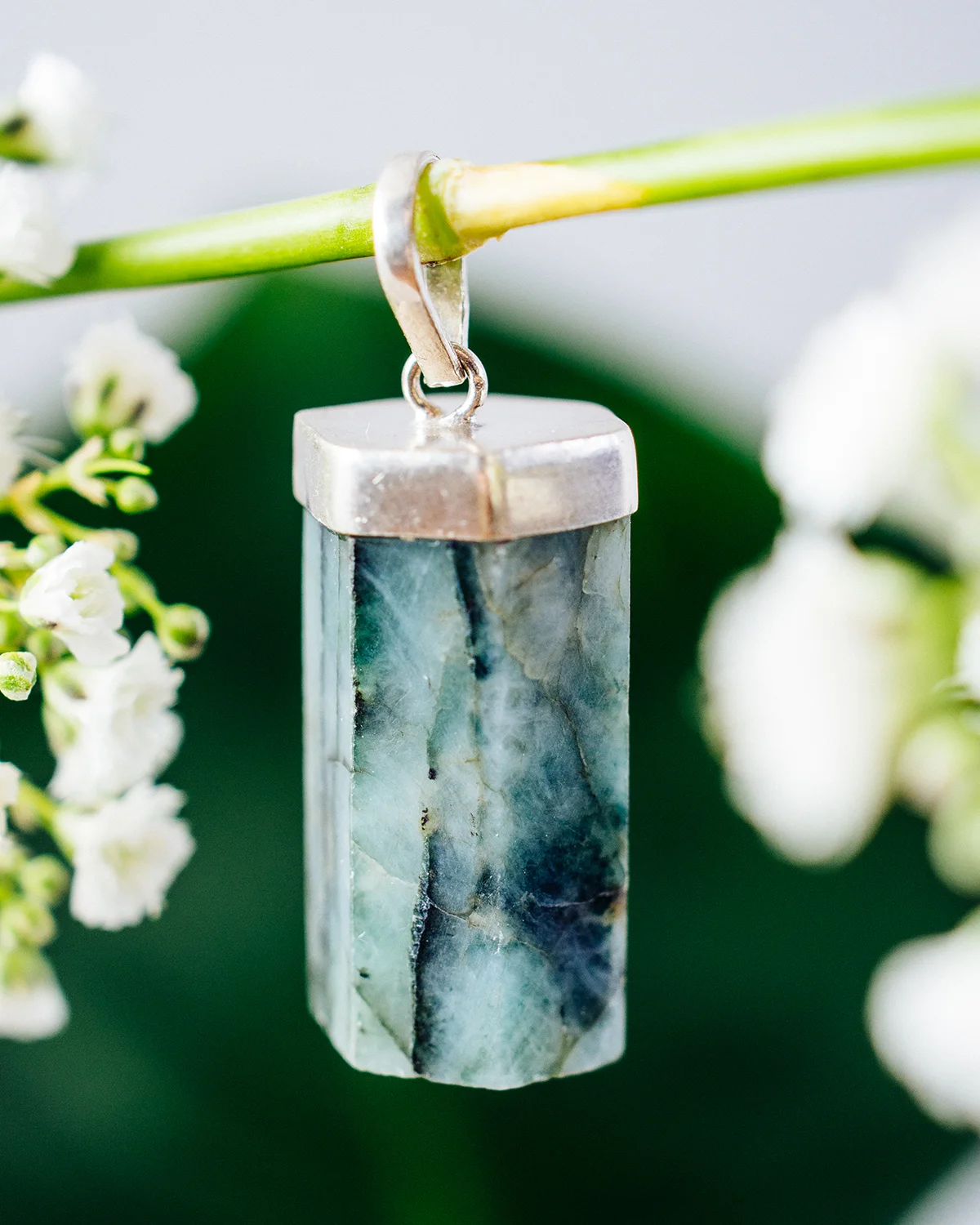 MOCOIA_2019_LesPetitesFantaisies_Pendentif_Emeraude2_2_small.jpg