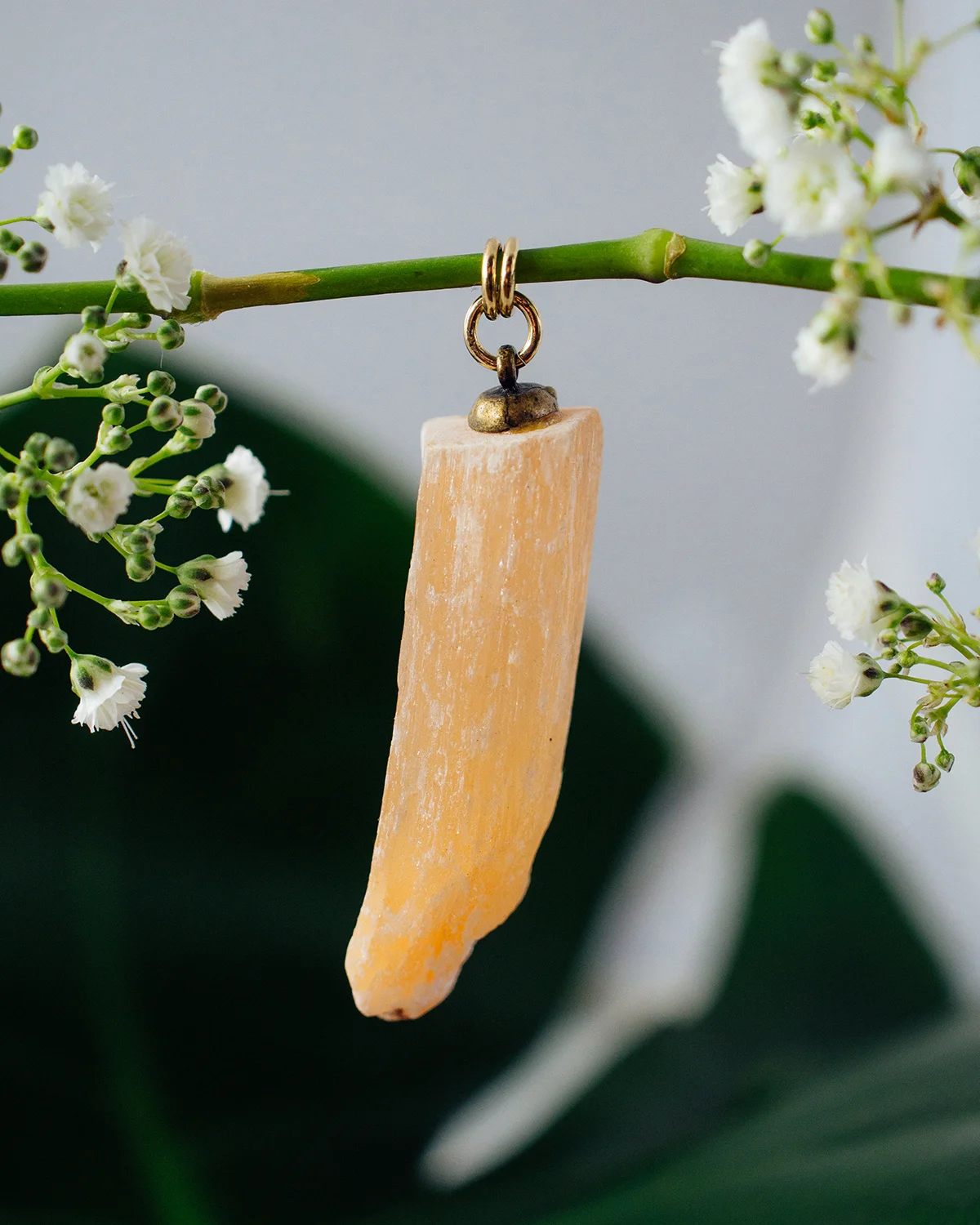 MOCOIA_2019_LesPetitesFantaisies_Pendentif_Selenite_Orangette_2_small.jpg