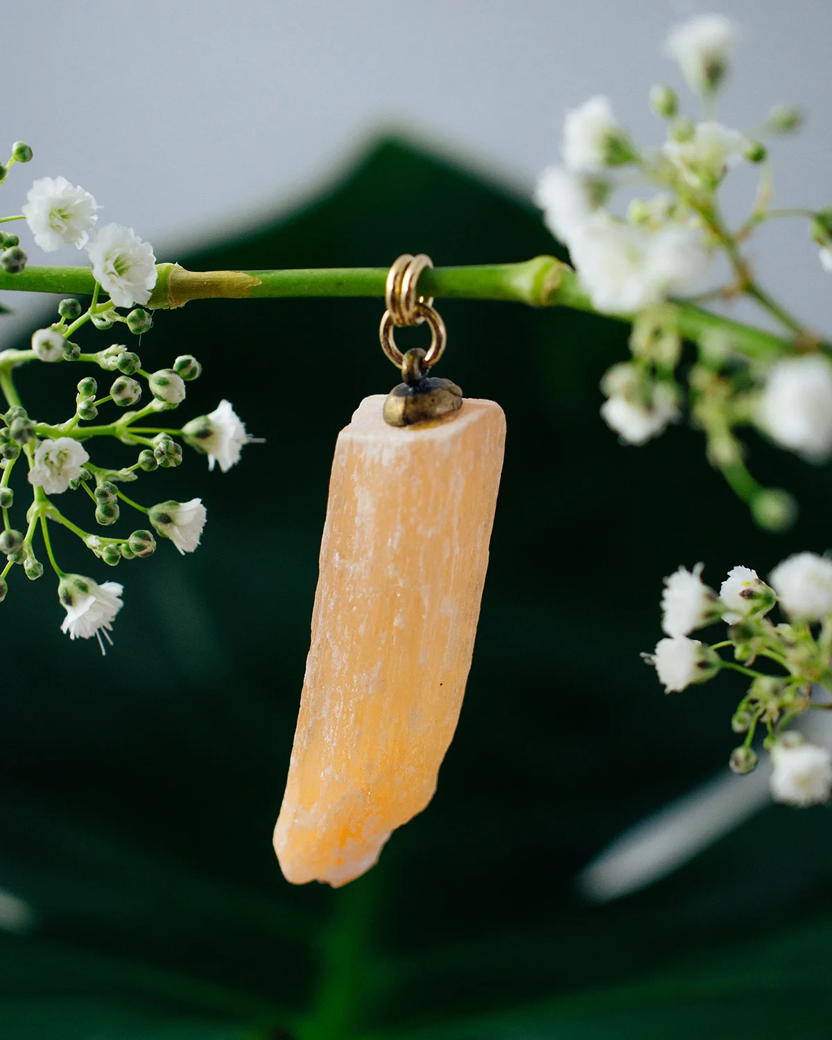 MOCOIA_2019_LesPetitesFantaisies_Pendentif_Selenite_Orangette_1_small.jpg