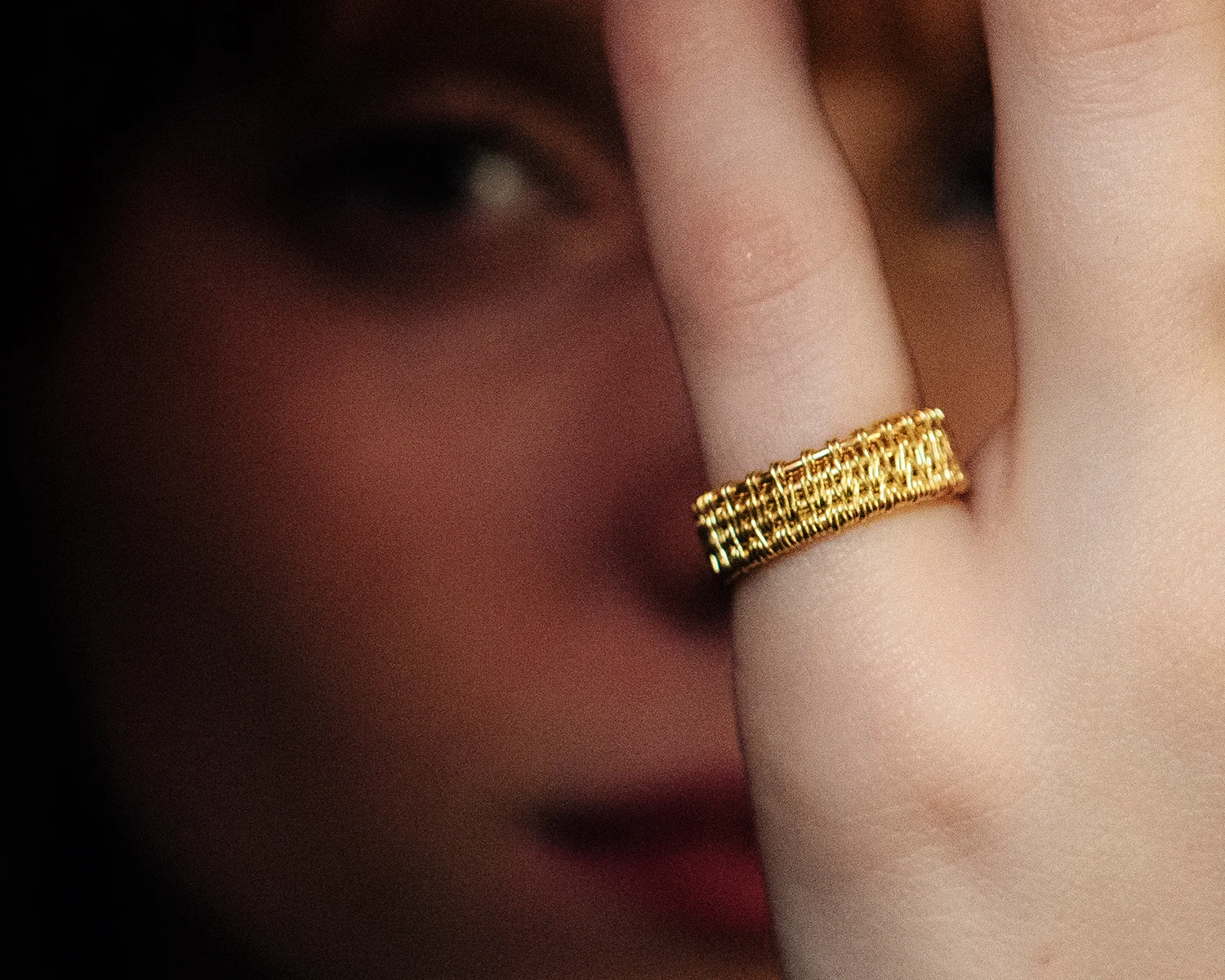 MOCOIA_2019_NudeAndBold_Bague_SacredBraid_Vermeil_3_small.jpg