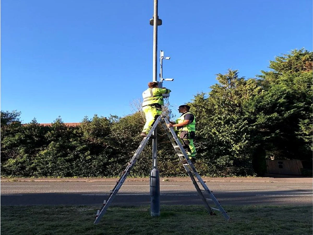 Integrated AI unit going onto a column — a prepared site takes from about 30 minutes.