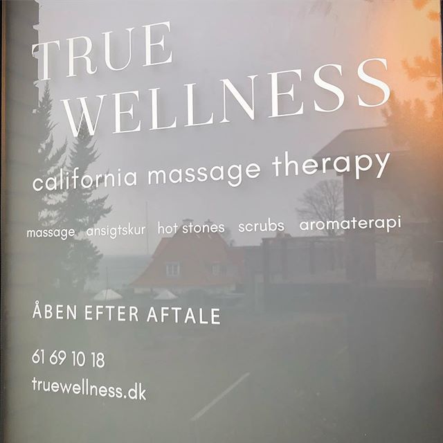 Finally my new clients can see when they&rsquo;ve arrived!🤗#californiastyle#massagetherapy#truewellness#strandvejen#snekkersten#Danmark#nordsj&aelig;lland#californiaonstrandvejen#massagetherapy#massage#massageterapi#velv&aelig;re#bodymind#aromaterap