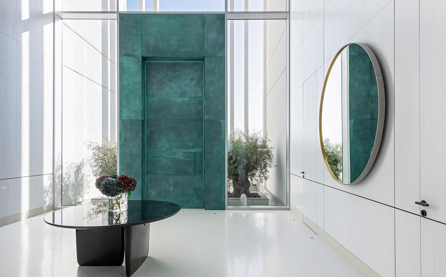This villa on Jumeira Bay Island welcomes you with a stunning 5-meter-high
@decastelli_official oxidized copper main door shedding all different shades of verdigris green. Custom-made in, and shipped from Italy. #WelcomeHome 🌿