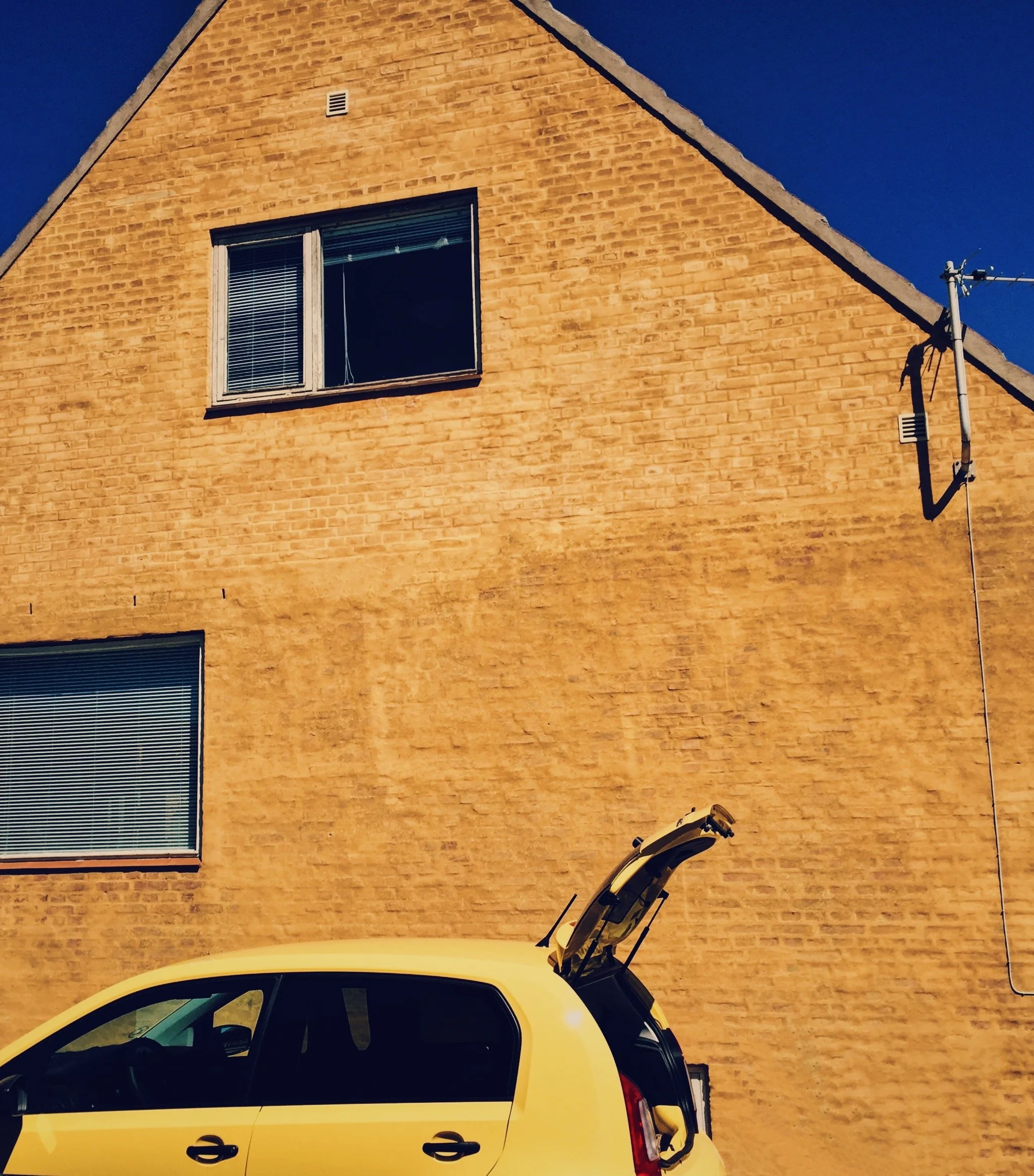 _euroinstallation_#813_”BLUE SKY ON A YELLOW DAY”_by_docfoss