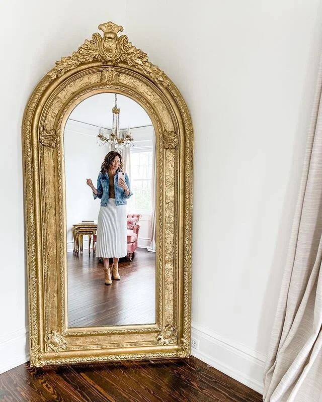 Day one of @theschoolofstyling was so much fun! I got to teach a flatlay styling workshop, learn from the incredibly savvy @laurenlcarnes, create my own signature cocktail with @1618downtown and meet so many sweet attendees! I think this is one of the first ever workshops I&rsquo;ve attended that really focuses on hands-on creativity and I&rsquo;m really excited for what&rsquo;s ahead today (floral styling and abstract painting!). Are there any other conferences you have found that are really creatively hands on? I&rsquo;d love to make this a part of a yearly rhythm of creative inspiration!  #schoolofstyling