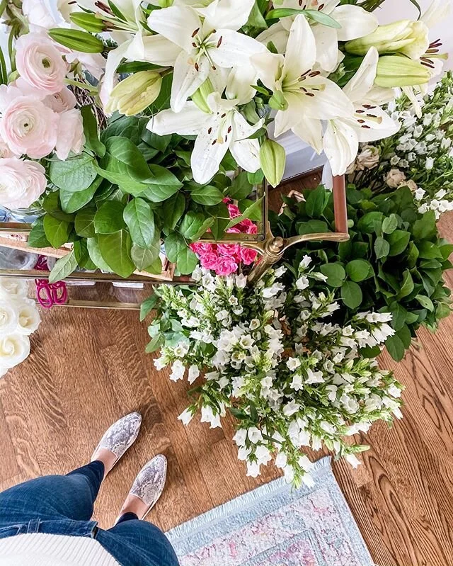 Just in case you need a floral fix. 😍 There is something amazing about watching other women share their incredible talent live! Thanks @rhiannonbosse for sharing your skill and passion with us and letting us play with pretty flowers at @theschoolofstyling !