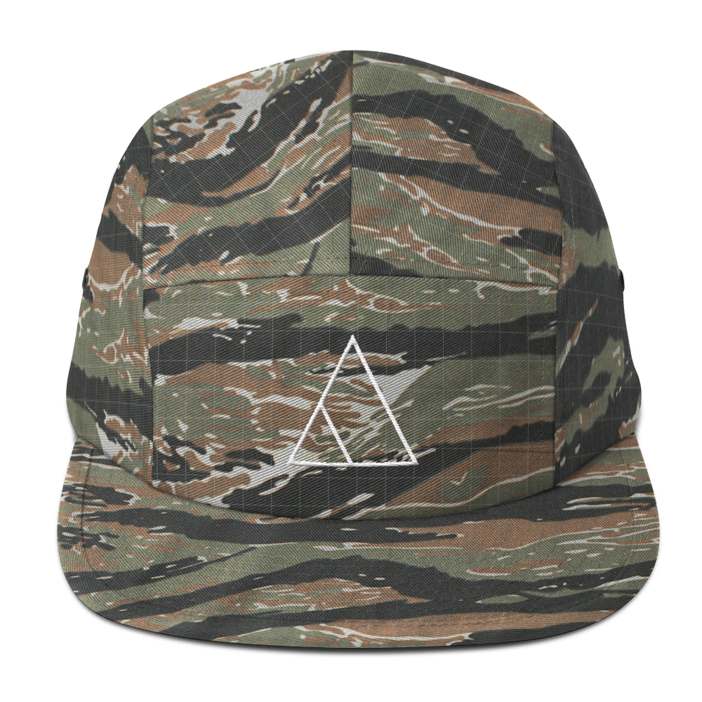 logo-white-(1)_La-Emocin-de-la-Velocidad-logo-white_mockup_Front_Green-Tiger-Camo.png