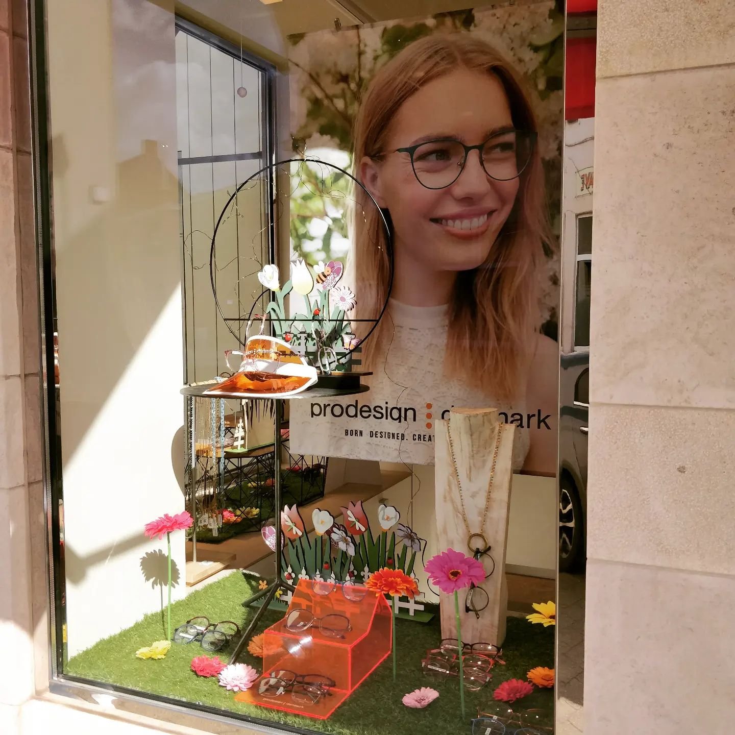 Een creatieve etalagiste gecombineerd met mooi materiaal voor in de etalage van ProDesign en plots is het lente in de etalage ❤️💐👓🕶️
#prodesigndenmark #danischdesign #spring #etalage #newwindow #staf_by_stayingfashionable #wendy2decorate