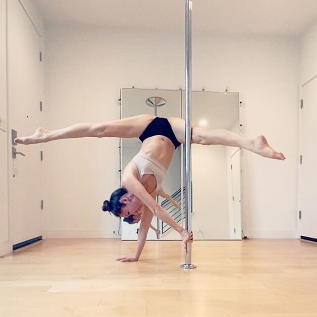 Variation of @niamillani handstand shape😃❤️