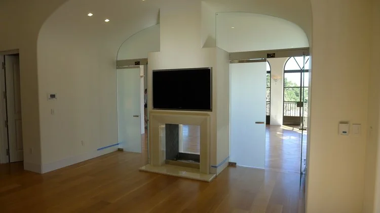 WALL BETWEEN DINING ROOM AND FAMILY ROOM WITH GLASS THAT CAN BE EITHER TRANSPARENT OR TRANSLUCENT
