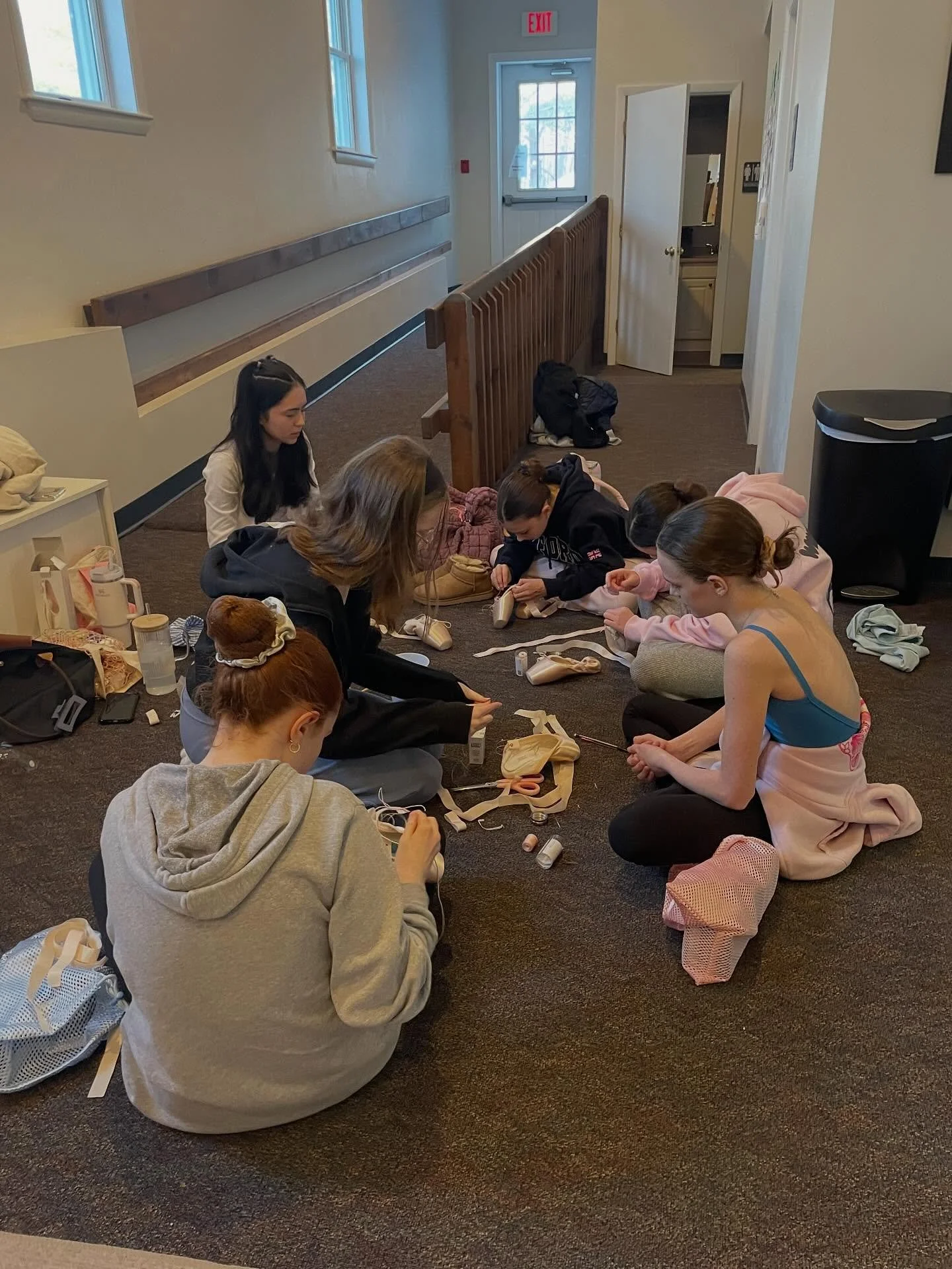 Some of our Level 9 students decided to host a sewing party at the studio to teach our newest pointe students how to sew their shoes! Seeing our students care for their ballet community like this makes us so proud.🥰🩰

#actonschoolofballet #pointesh