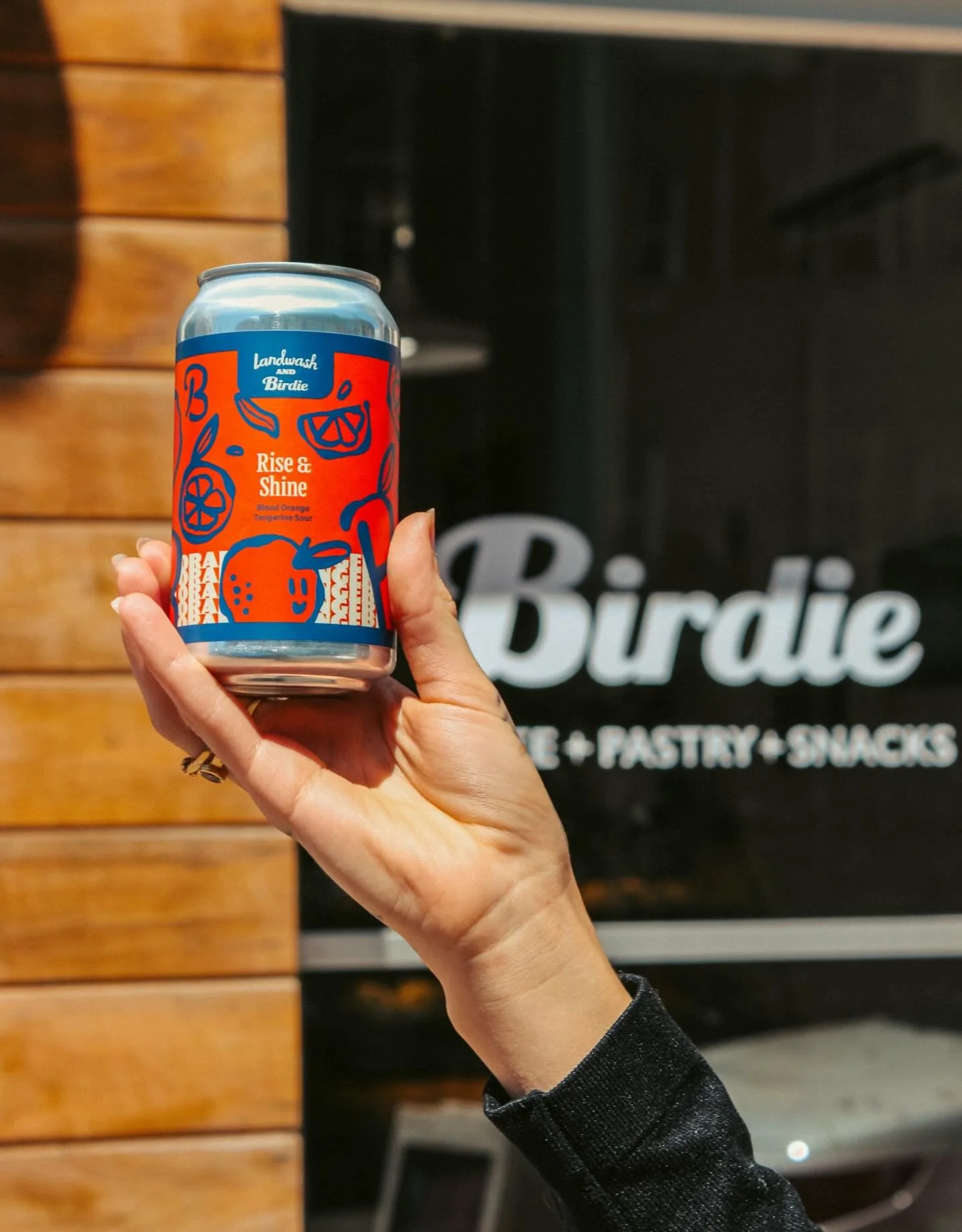 The Landwash and Friends Sour Mixed Pack has officially been out for a full week! How are you liking it so far?
🍻
We are going to shine (hehe) a little spotlight on each of the beers in the pack and first off is Rise &amp; Shine! This is @birdie_on_