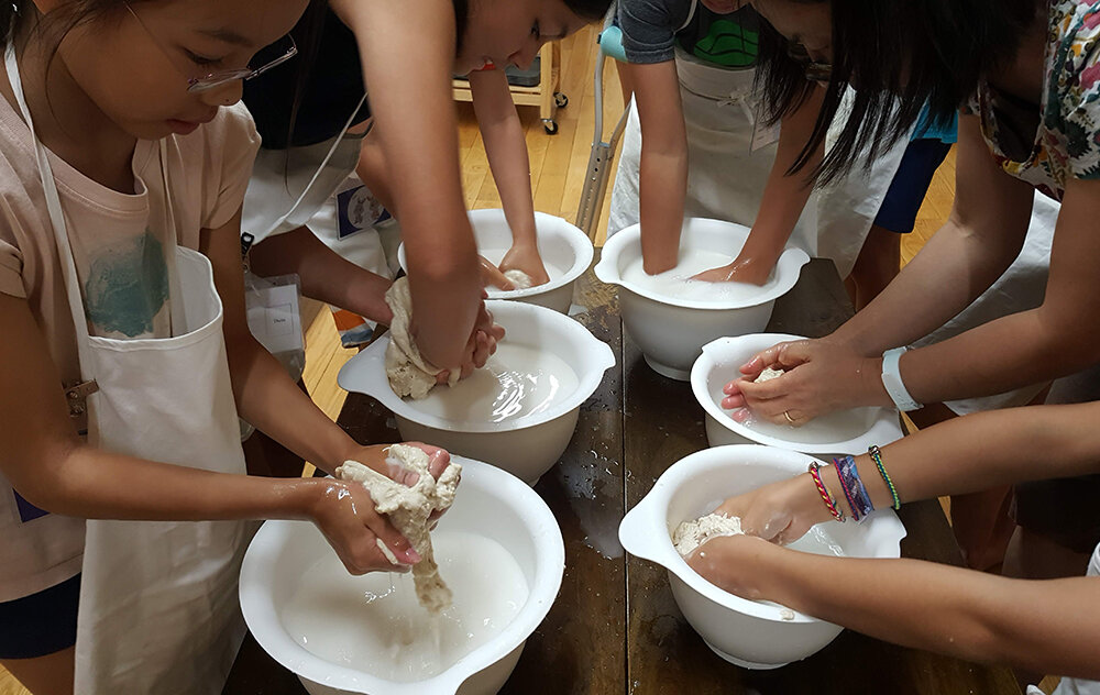  Campers washing dough (洗面). 