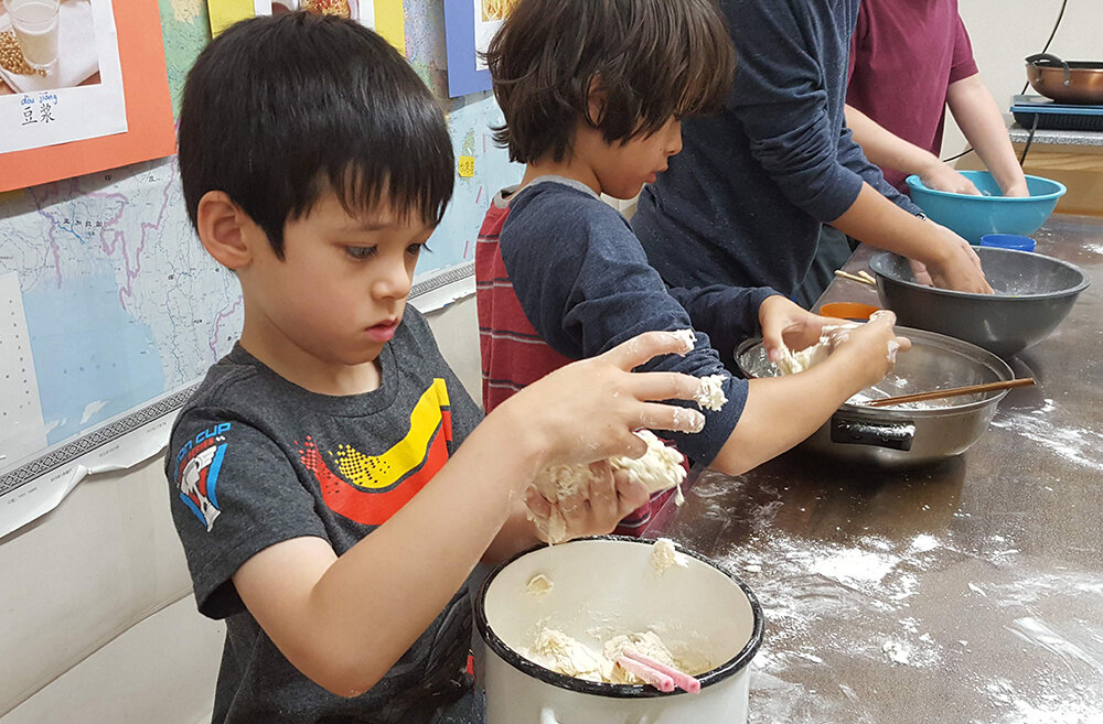  Making dough (做面团). 