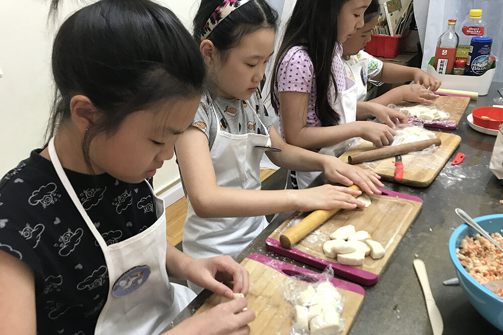  Rolling  baozi  skins and wrapping  baozi  (擀包子皮包包子). 