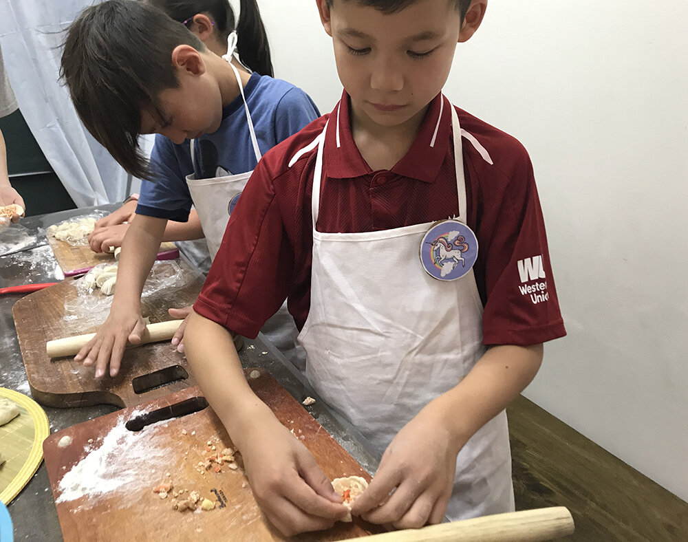  Rolling  baozi  skins and wrapping  baozi  (擀包子皮包包子). 