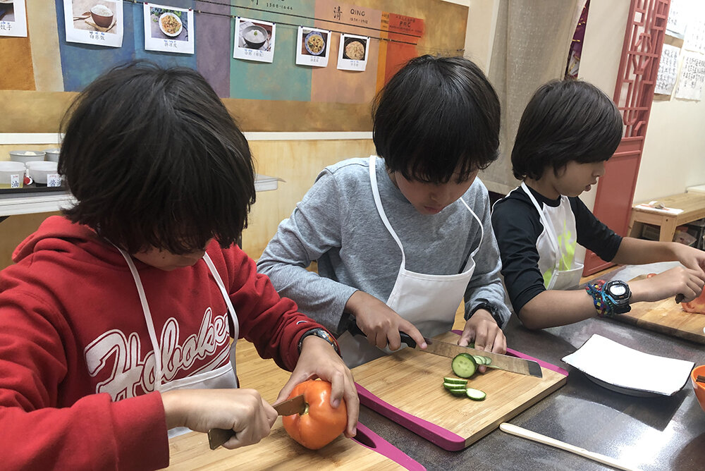  Tuning veggie cutting skills (练习切菜基本功).  