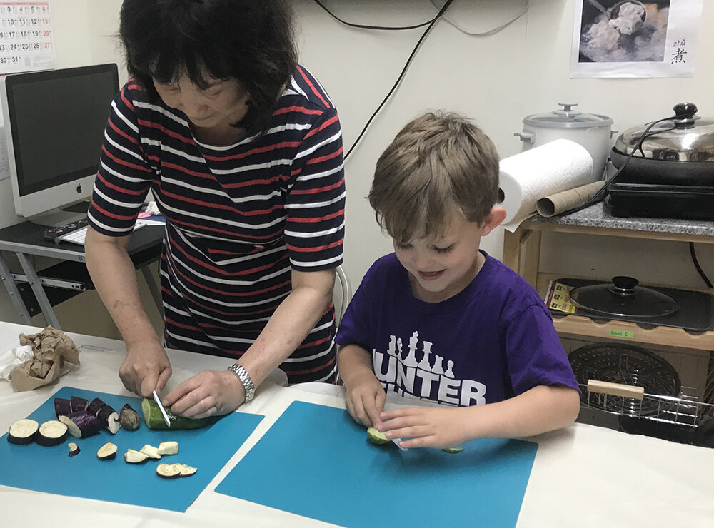  Cutting eggplants (切茄子). 