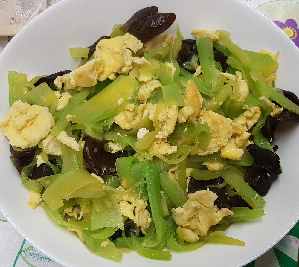  Stir-fried Celtuce with wood-ear mushrooms and eggs (莴笋木耳炒鸡蛋).  