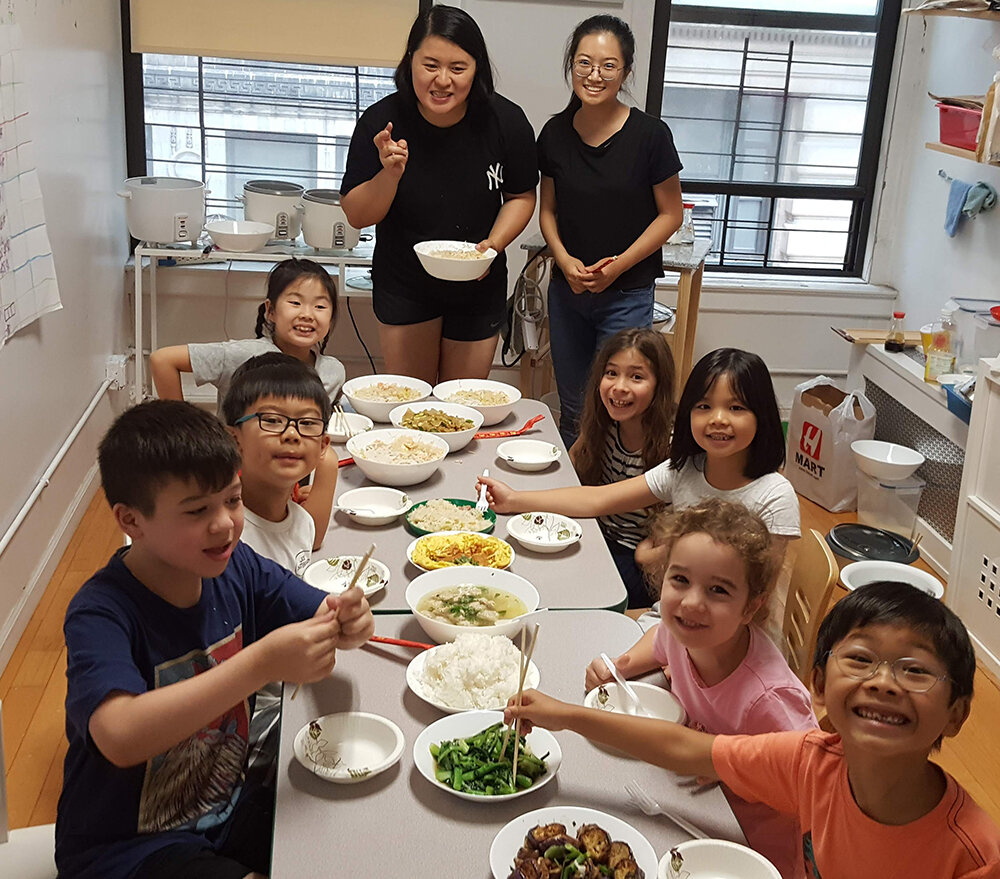  Lunch time (我们的午餐).         