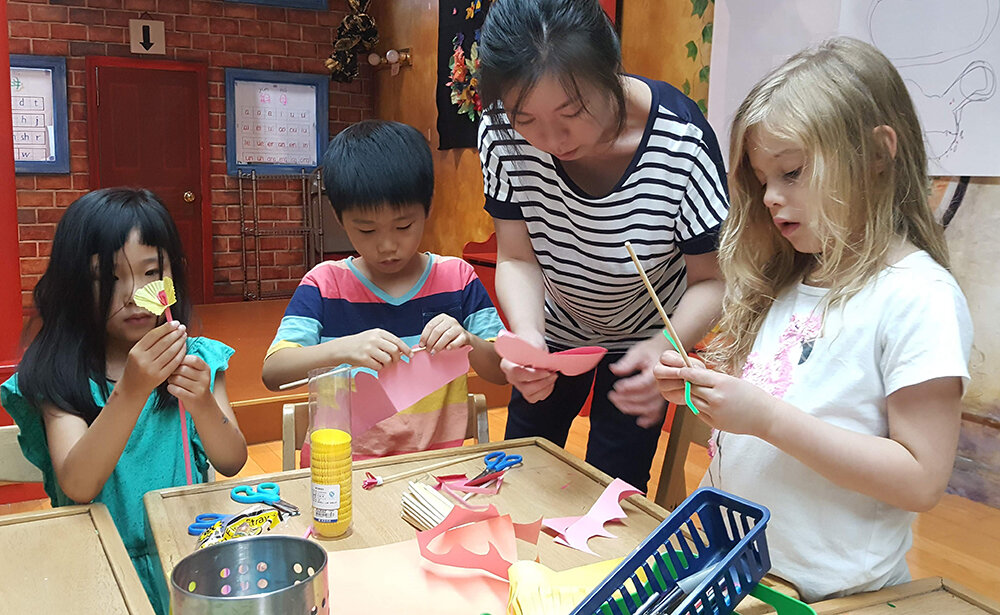  Making flowers for Guangzhou (为广州做花). 