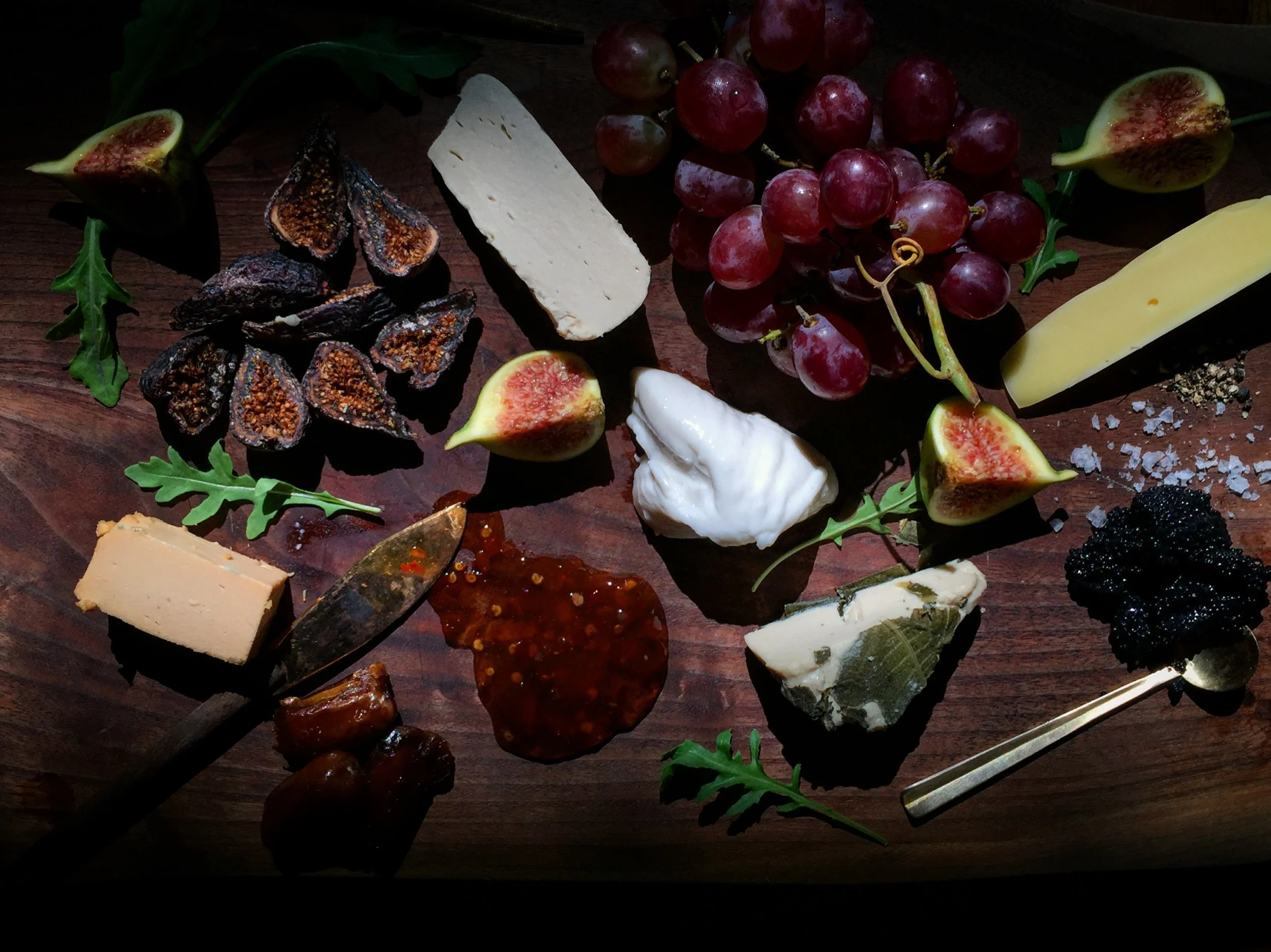 HOW TO ARRANGE A VEGAN CHEESE PLATTER — THE DISCERNING BRUTE