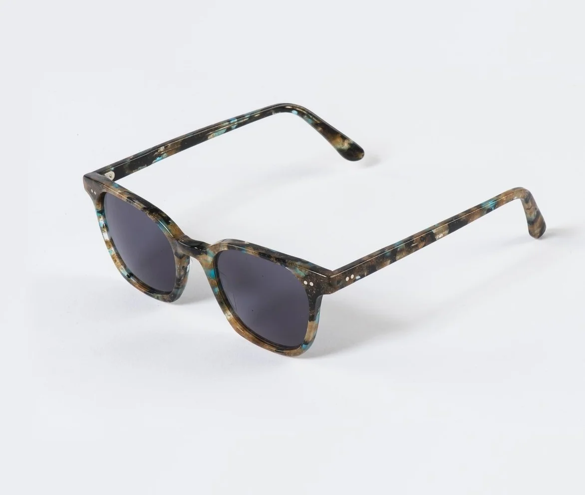 WAITING FOR THE SUN French sustainable sunglasses label. Since 2009, the first to offer wooden sunglasses at an affordable price. In this ongoing search for new materials we have designed, developed and patented bois2, a new generation of organic plastic, 100% bio-degradable, 100% renewable. It offers the same mechanical properties as a traditional acetate but is completely free of oil.