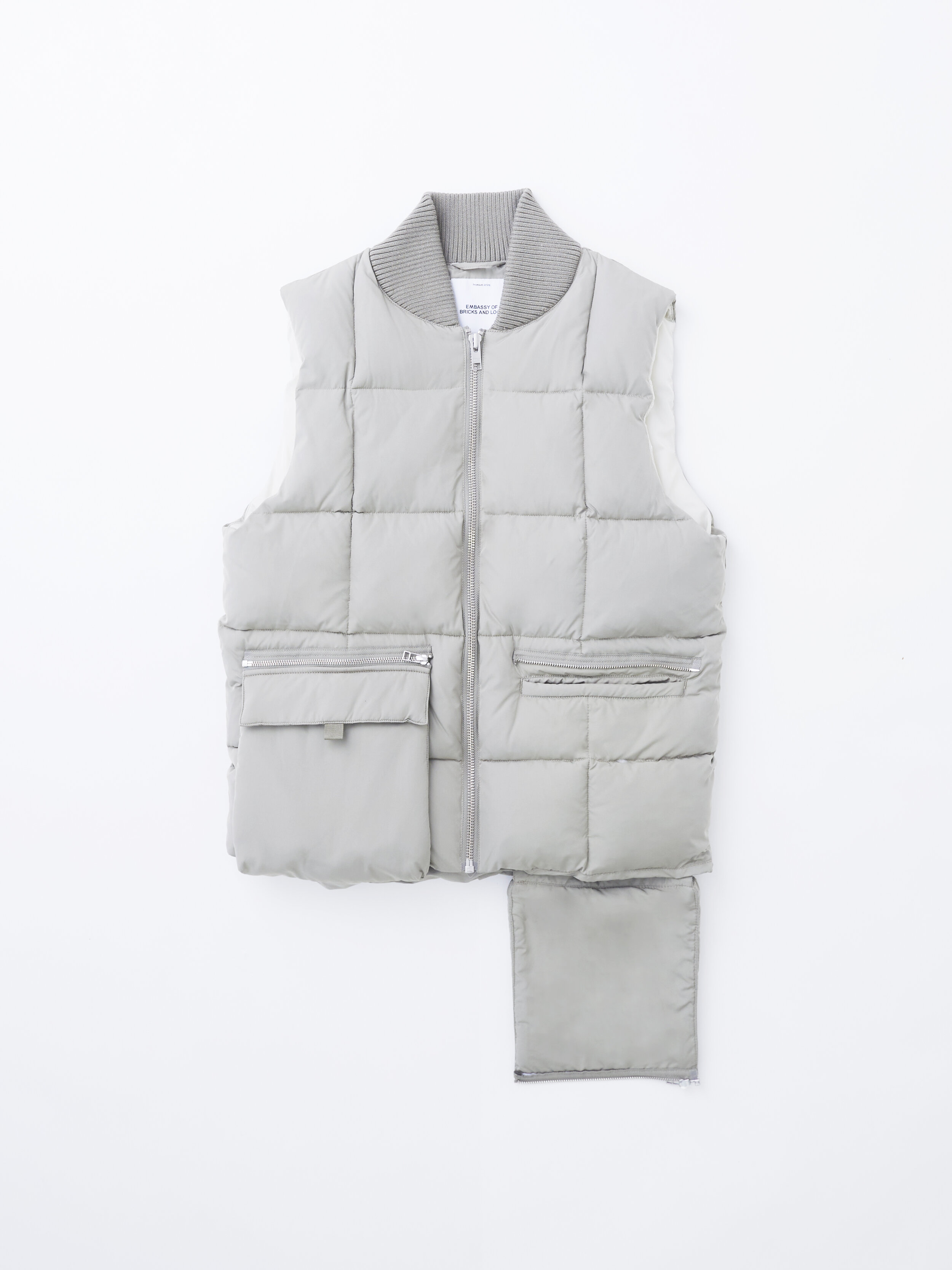 kamloop-vest-pale-olive-embassy-of-bricks-and-logs-Freisteller.jpg