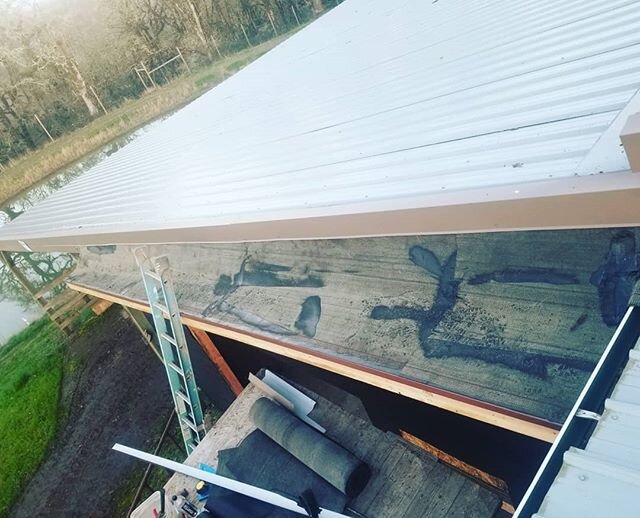 Some European torch down roof for barn garage overhang. #construction #midwillamettevalleyoregon #dallasoregon #cynthianvineyard #vineyard #vines #grapes🍇 #europeantorchdown #roofing #roof #waterproof