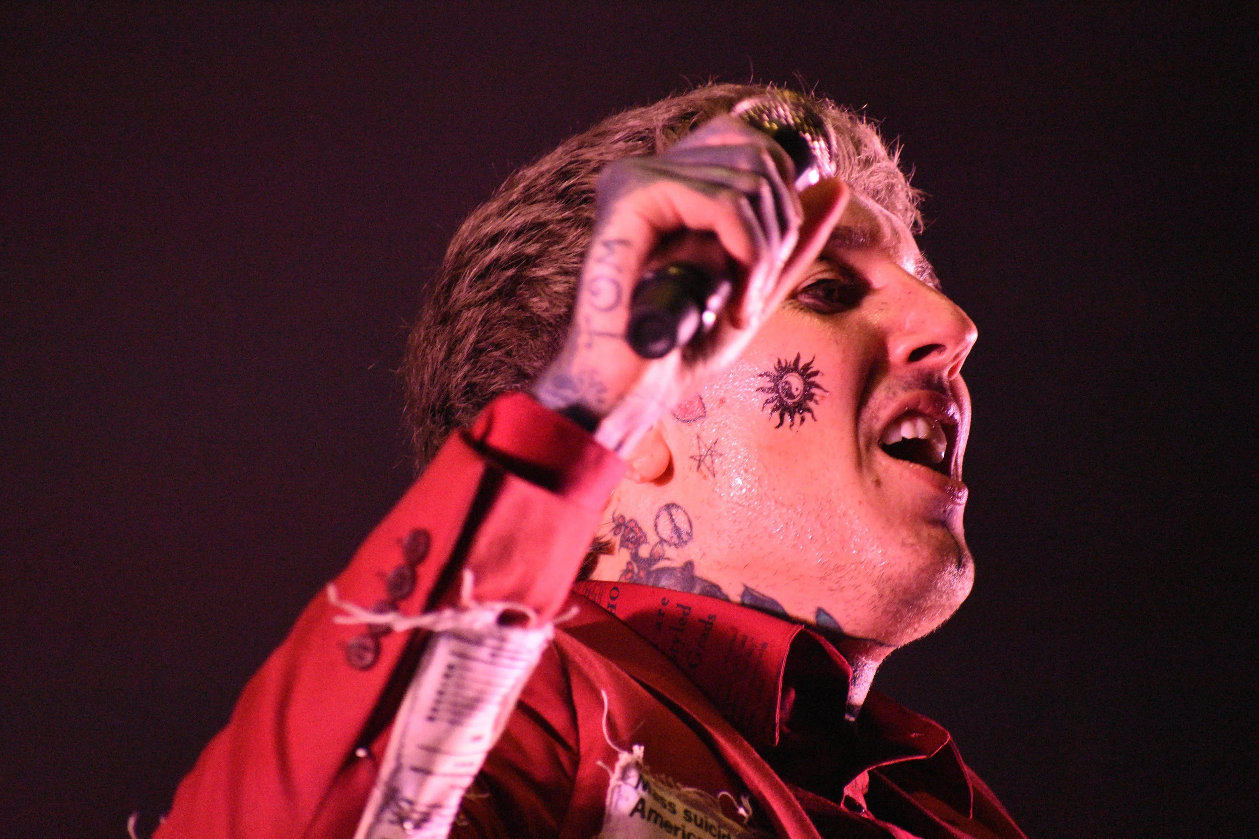 Oliver Sykes of Bring Me the Horizon by Richard Davenport for ConcertHopper ( https://www.concerthopper.com/concert-hopper-4/2019/5/9/thunderstorms-and-amazing-sounds-welcome-to-rockville-2019 )