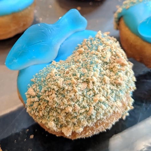 Check out our Baby Shark (doo doo doo doo doo doo) Donuts available today 🦈
&bull;
&bull;
&bull;
#babyshark #donuts #donutday #donutsanddeadlifts #sharks #ocean #animalplanet #bestofnj #breakfast #bergenbites #bergencounty #bergencountynj #bergencou