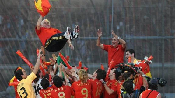 Aragones being celebrated by the Spanish squad.
