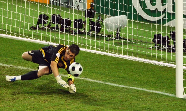 Casillas stops Di Natale.
