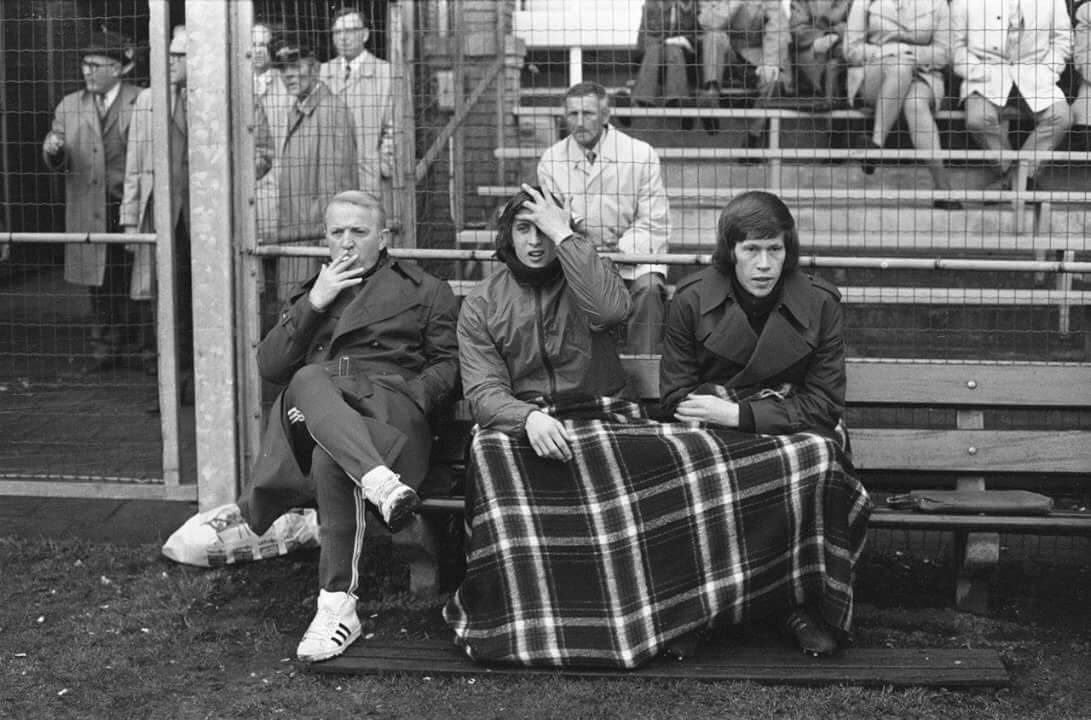 Kovacs takes a cigarette break with Cruyff.