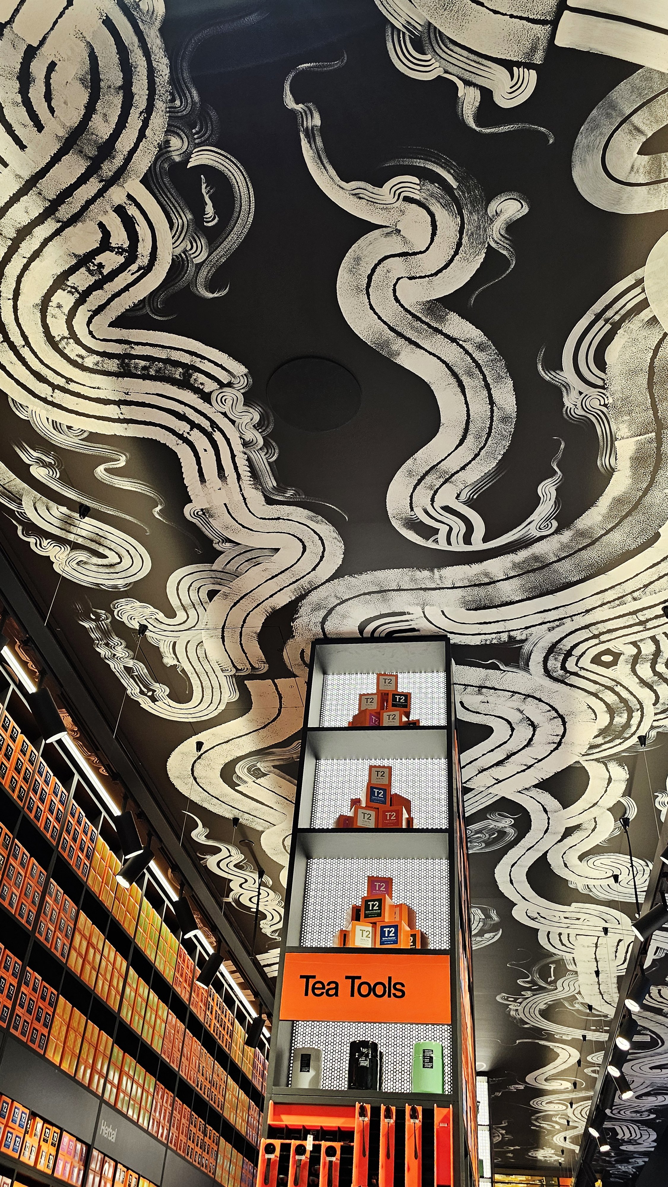 Bailer_MelbourneArtist_Melbourne Central_Mural Installation_T2 01.jpg