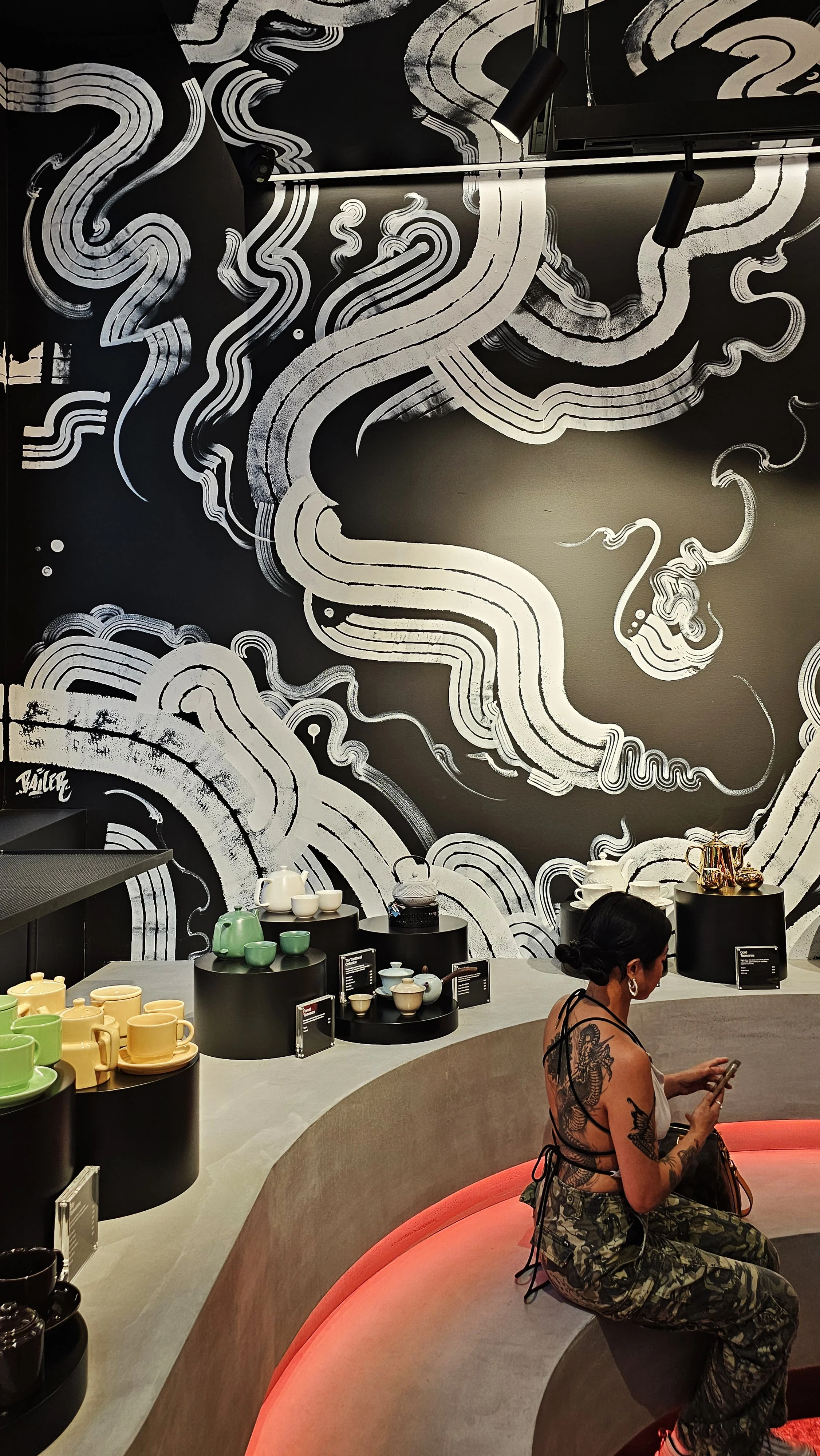 Bailer_MelbourneArtist_Melbourne Central_Mural Installation_T2 03.jpg