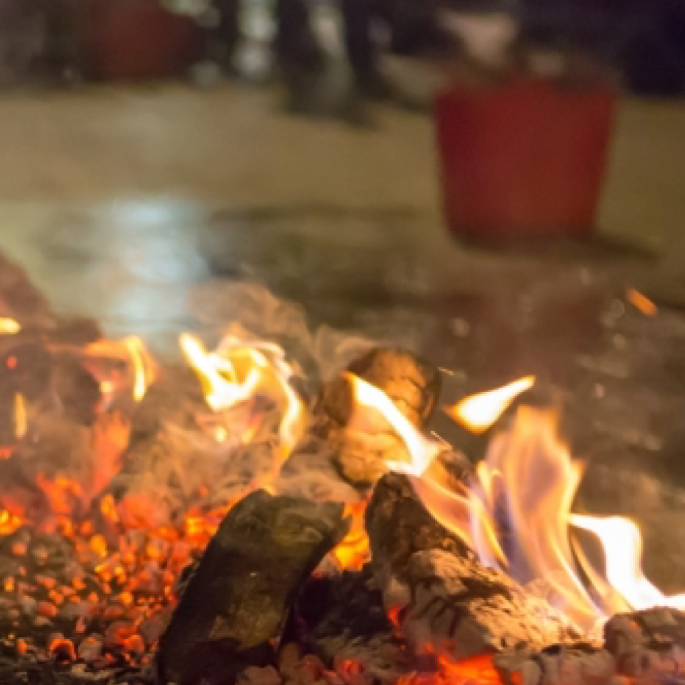 teambuilding winter - winterproof - walk on fire.png