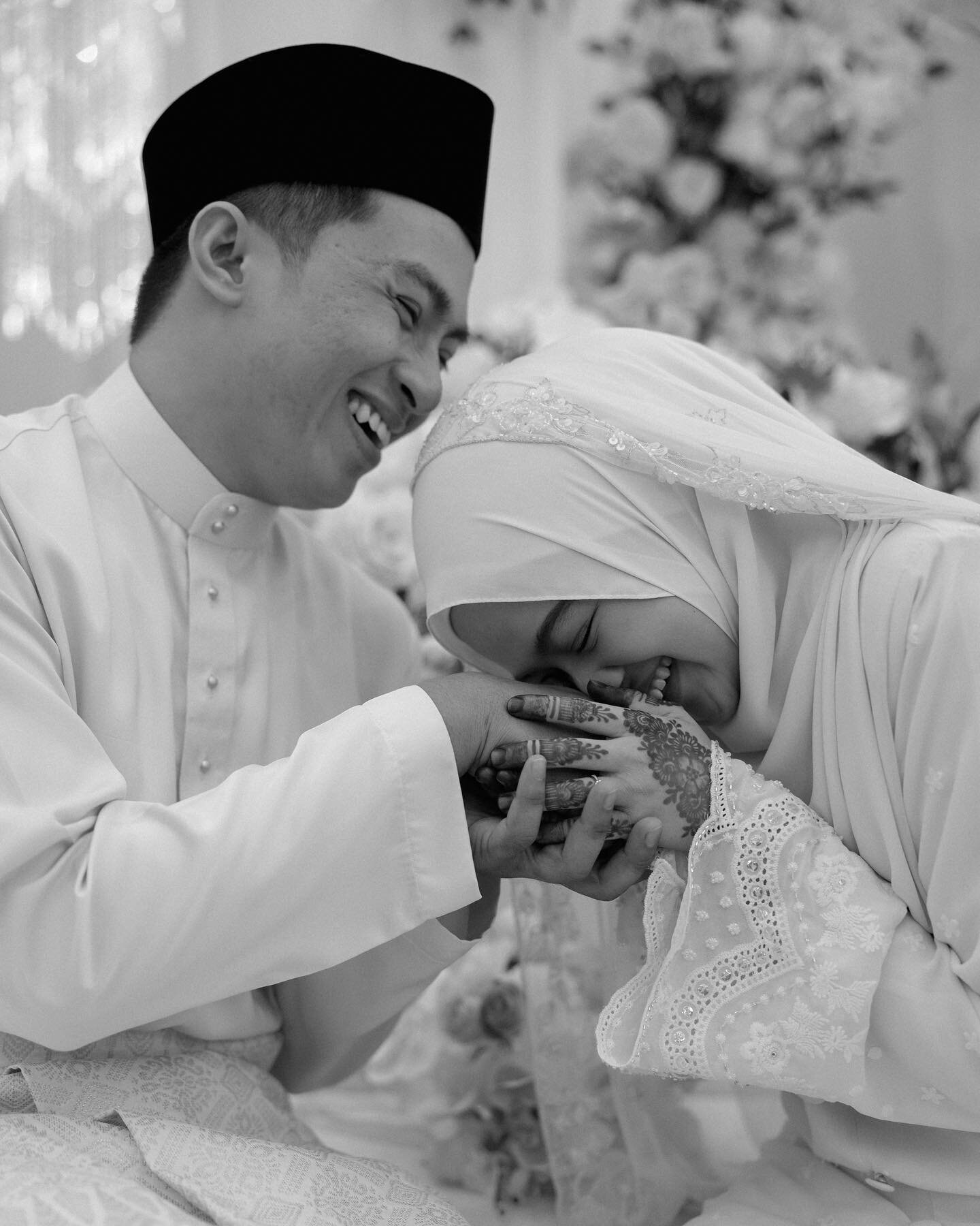 A few days before the wedding, Afifa told me a little back story about them; she was set up by her own dad on a blind date with Izwan (who used to work with him) end of last year and that went pretty well that they decided to get married only 5 days 