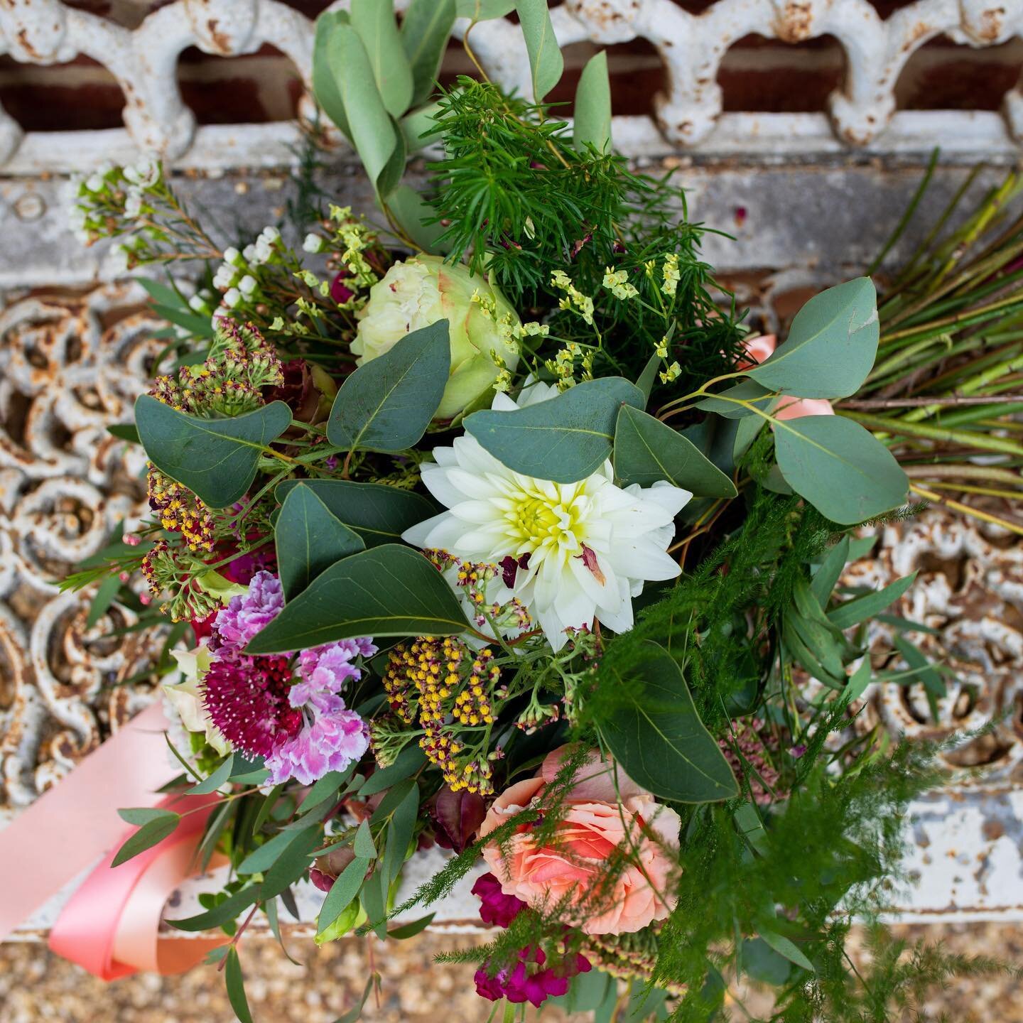 How amazing were Saturdays blooms? They were so stunning and smelt absolutely gorgeous. We had to share a few, I reckon we could have got shots of them all day! 
.
.
.
@stylenvy_designs .
.
#hertfordshirephotographer #hertfordshireweddings #bedfordsh