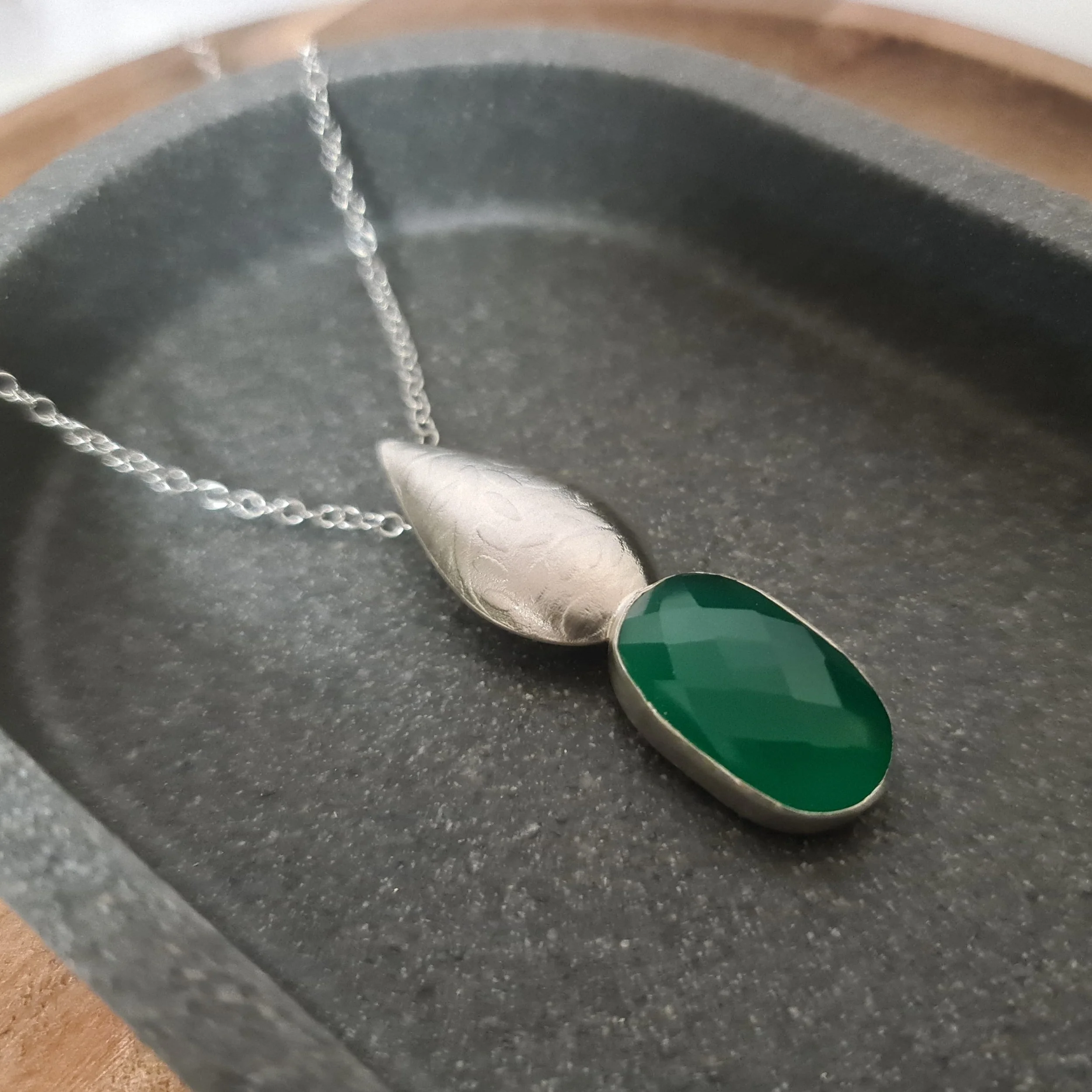 SD bead green onyx pendant.jpg