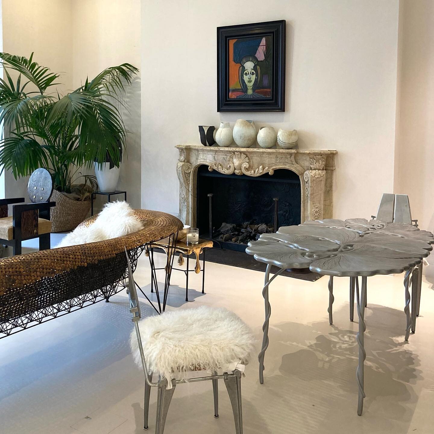Excited for this table and bed commissioned by the late Lady Victoria de Rothschild to be going under the hammer at Christie&rsquo;s in London today!
.
.
.
@christiesinc @tomaszstarzewski @theworldofinteriors