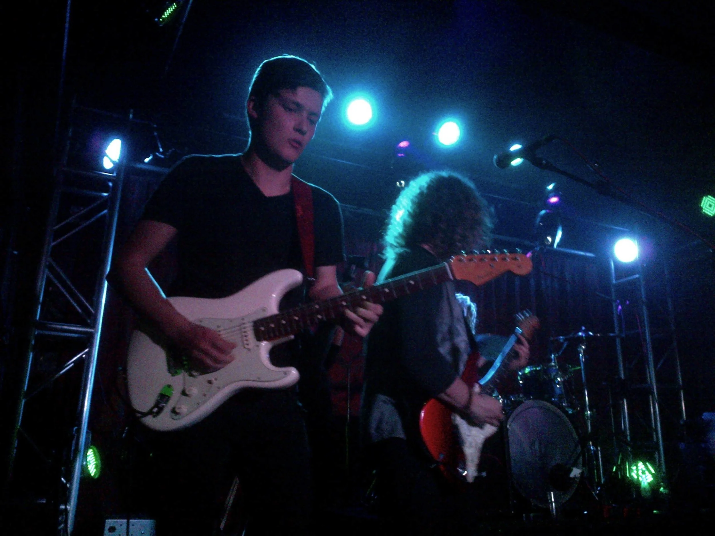 Tyan Odendal (lead guitarist of Ballistic Blues) plays alongside Andre Kriel (guitarist of The Black Cat Bones)