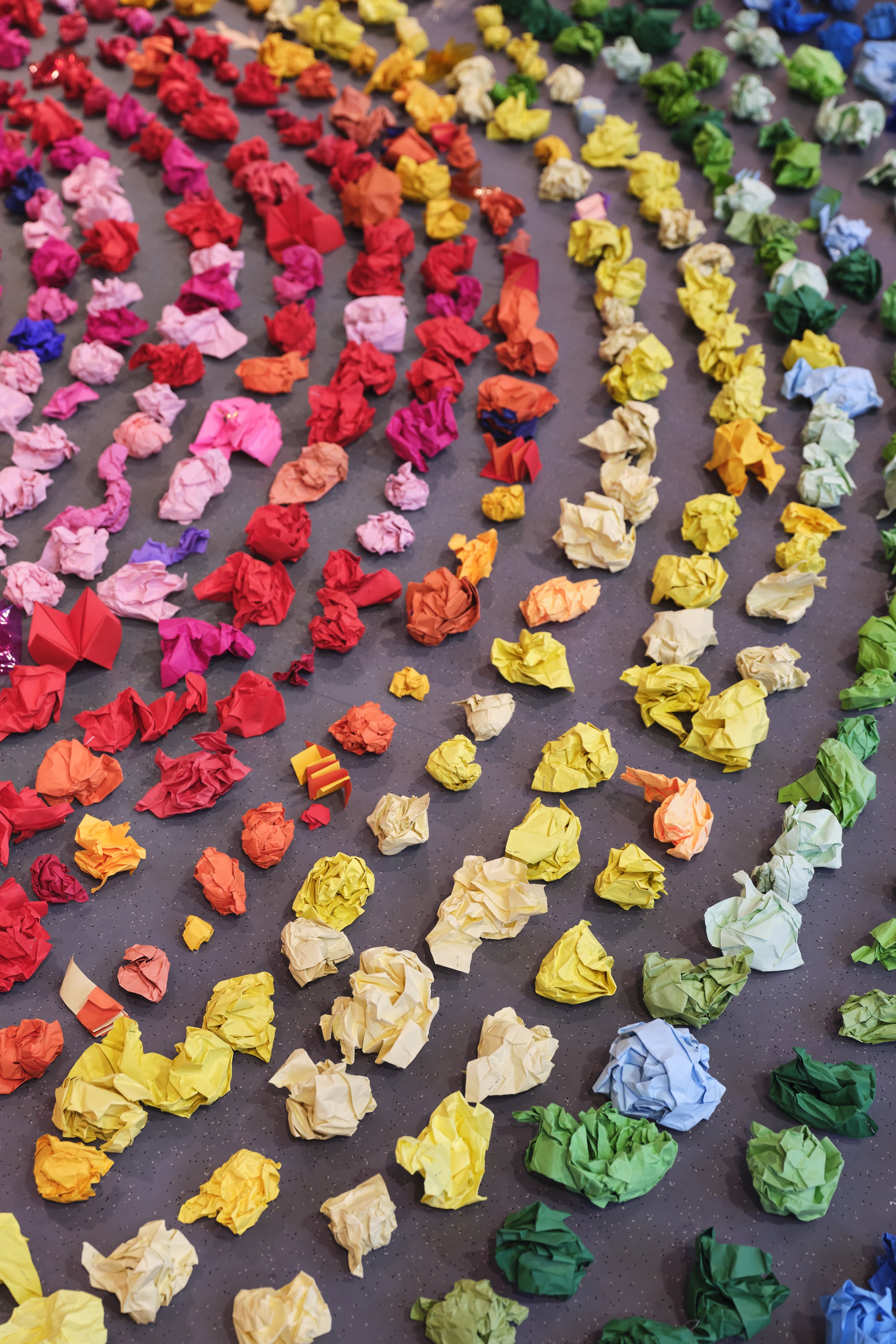 Over several months of workshops, Rachel and the participants worked to develop a way to create origami ‘brains’. The installation is created in loops or ripples of origami brains, representing a cyclical journey of re-framing life after acqui
