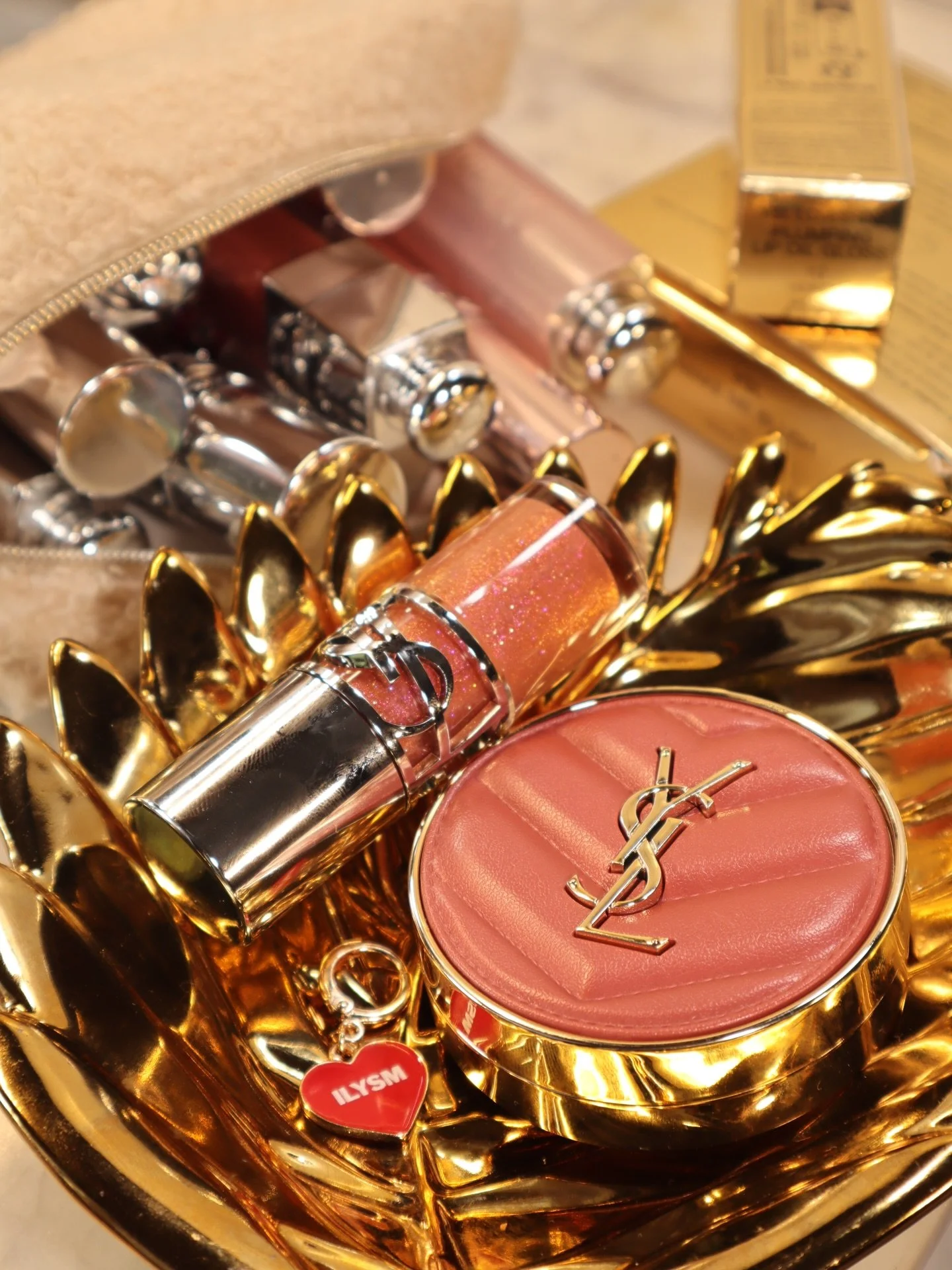 new in from @yslbeauty 🥰 | when the blush and the gloss agree &mdash; caramel edition 🤎🍯⠀

𝘁𝗵𝗼𝘂𝗴𝗵𝘁𝘀 𝗼𝗻 𝘁𝗵𝗶𝘀 𝗰𝗮𝗿𝗮𝗺𝗲𝗹 𝘀𝗵𝗮𝗱𝗲? would you try this caramel combo?⠀
⠀
+ ysl loveshine plumping lip oil in honey moon. this multidim