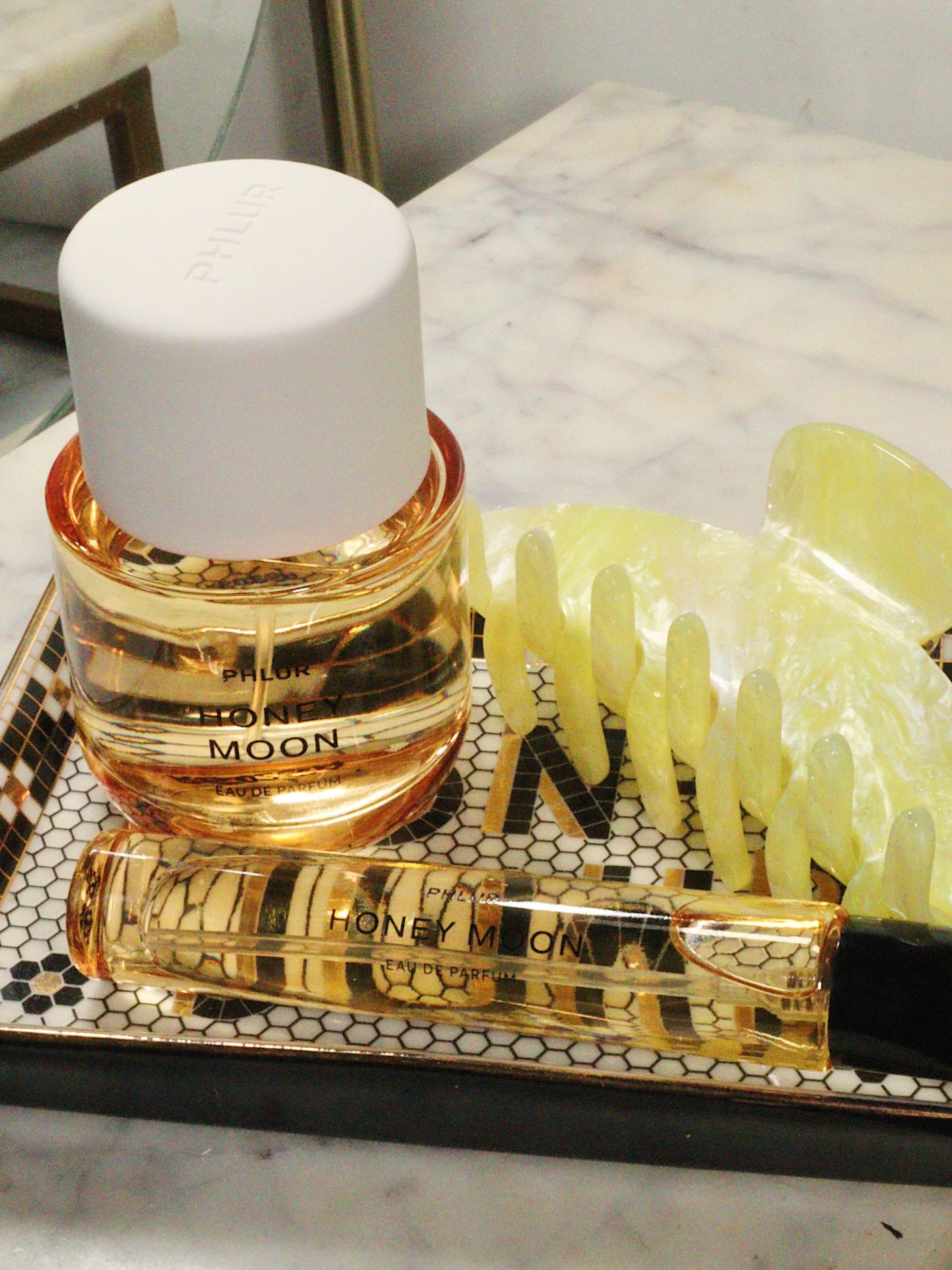 🐝 a new sweet fragrance just entered my rotation... meet Honeymoon by @phlur 🍯💛
⠀
𝗶𝗳 𝘆𝗼𝘂 𝗹𝗼𝘃𝗲 𝘀𝘄𝗲𝗲𝘁 + 𝘄𝗮𝗿𝗺 𝗳𝗿𝗮𝗴𝘁𝗮𝗻𝗰𝗲𝘀, 𝘀𝗮𝘃𝗲 𝘁𝗵𝗶𝘀 𝗳𝗼𝗿 𝘆𝗼𝘂𝗿 𝗻𝗲𝘅𝘁 𝗳𝗿𝗮𝗴𝗿𝗮𝗻𝗰𝗲 𝘁𝗲𝘀𝘁 
⠀⠀
𝗦𝗰𝗲𝗻𝘁 𝗡𝗼𝘁𝗲𝘀 ⤵︎
