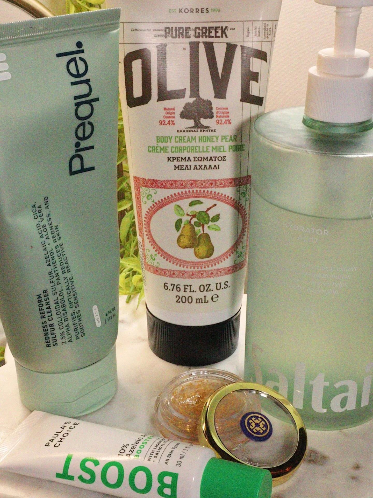 ✨new beauty finds that are officially part of the routine 🔁 I believe I&rsquo;ve been dealing with a light case of perioral dermatitis, so hopefully some of these new in products help 🤞🏾
⠀⠀
Have you tried any of these? 💭 Are there any newly added