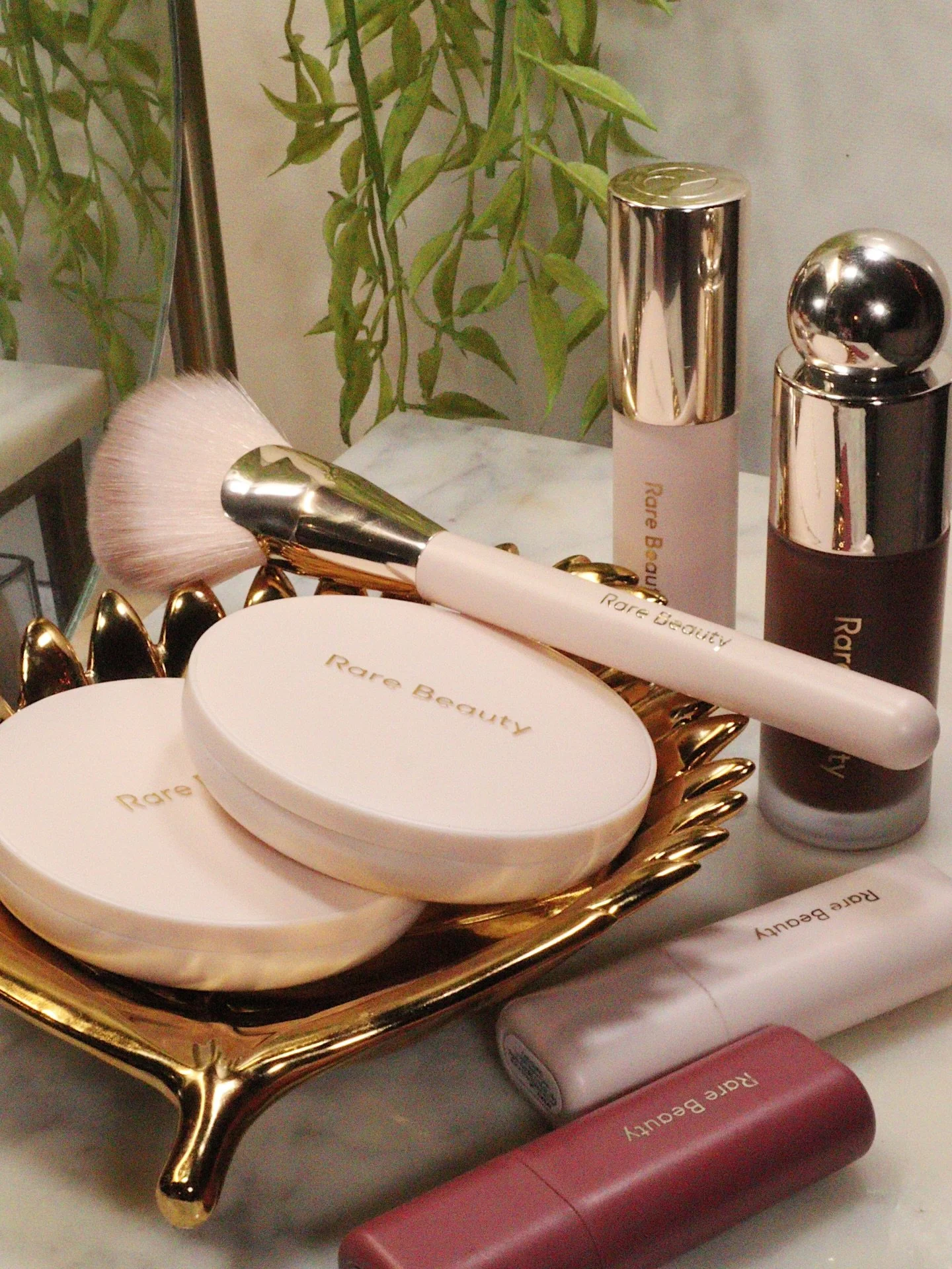 Soft warmth, effortless blend, and a finish that just melts into the skin 🤎 &amp; its excatly the reason why I&rsquo;ve been reaching for the @rarebeauty soft matte bronzer ☀️⠀⠀⠀
⠀
𝗮𝗿𝗲 𝘆𝗼𝘂 𝗮 𝗰𝗿𝗲𝗮𝗺 𝗼𝗿 𝗽𝗼𝘄𝗱𝗲𝗿 𝗯𝗿𝗼𝗻𝘇𝗲𝗿 𝗹𝗼𝘃?